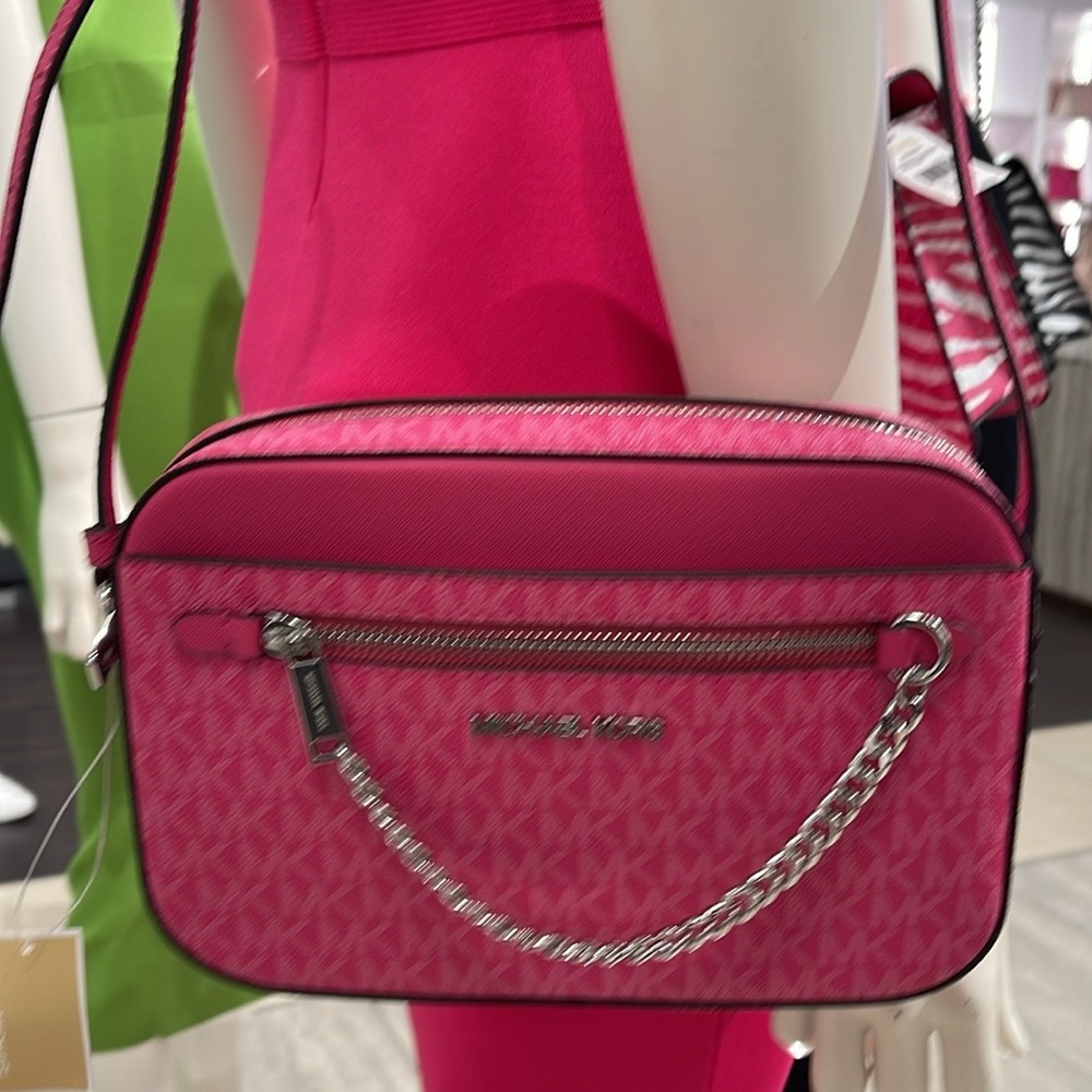 Michael Kors Jet Set Large Signature Logo Chain Crossbody Bag
Dragonfruit
NWT - Picture 14 of 16